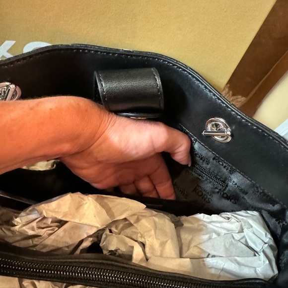 New quilted, black Michael Kors, leather handbag with tags and magnetic closure - Picture 5 of 11